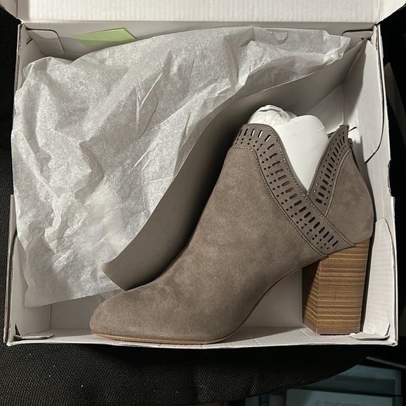 Vcut Heeled Bootie - Picture 4 of 4